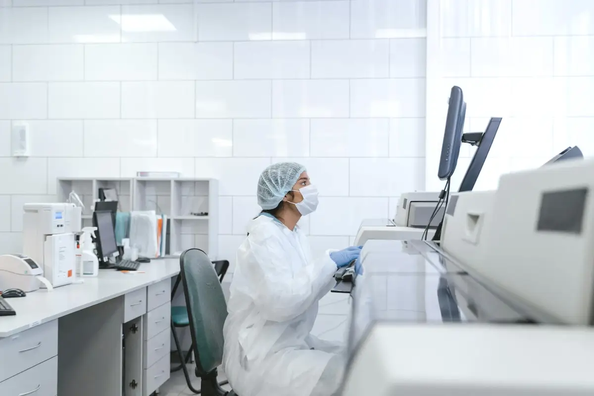 Wissenschaftler hinter dem Computer